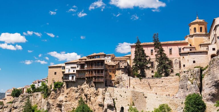 Arquitectura icónica: Las Casas Colgadas de Cuenca, un tesoro histórico.
