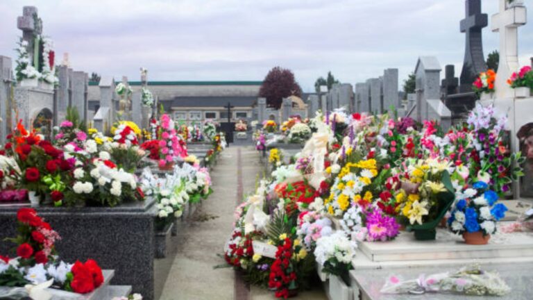 Celebrando la tradición y la cultura en las fiestas de Todos Los Santos en España.