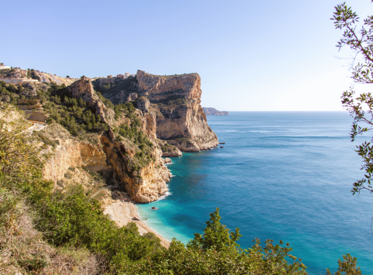 Descubre la belleza de las calas escondidas en la costa española.