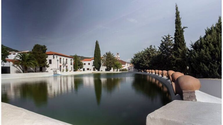 Descubre la belleza de los encantadores pueblos de Huelva en España.