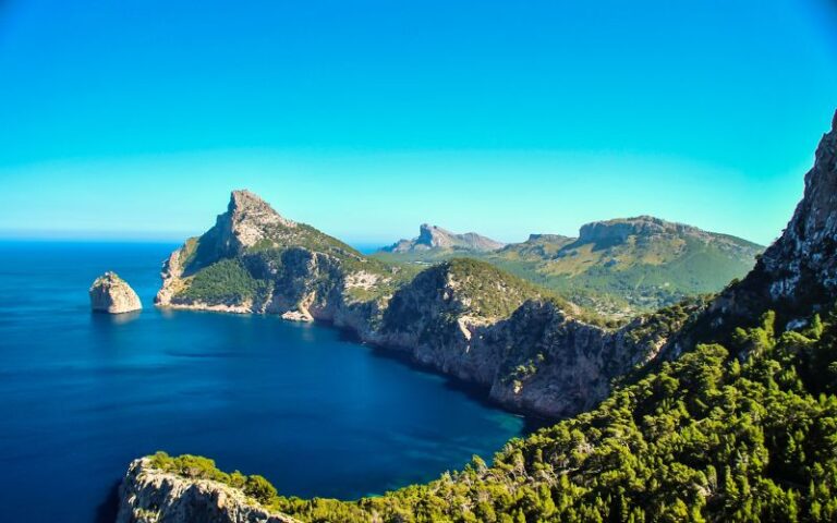 Descubre la belleza de los encantadores pueblos de las Islas Baleares.