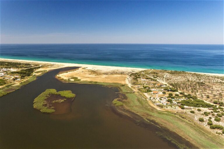 Descubre la belleza de Melides, el encantador pueblo del Alentejo