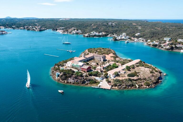 Descubre la belleza natural de la Isla Del Rey Menorca