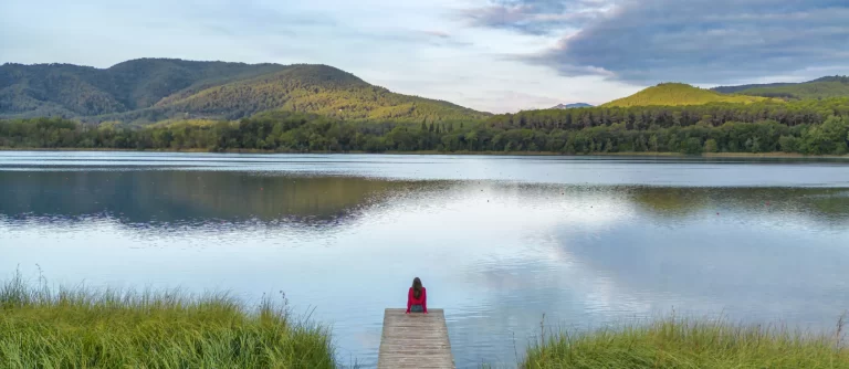 Descubre la belleza natural del Lago de Banyoles en Girona