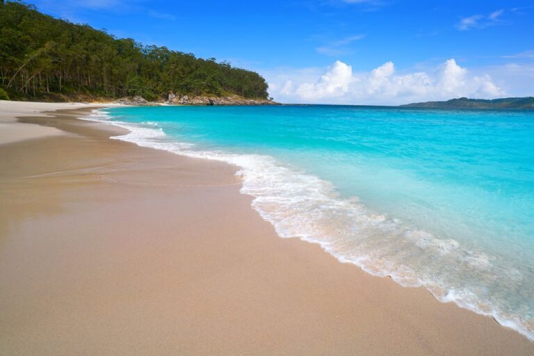 Descubre las paradisíacas playas de Galicia que te dejarán sin aliento.