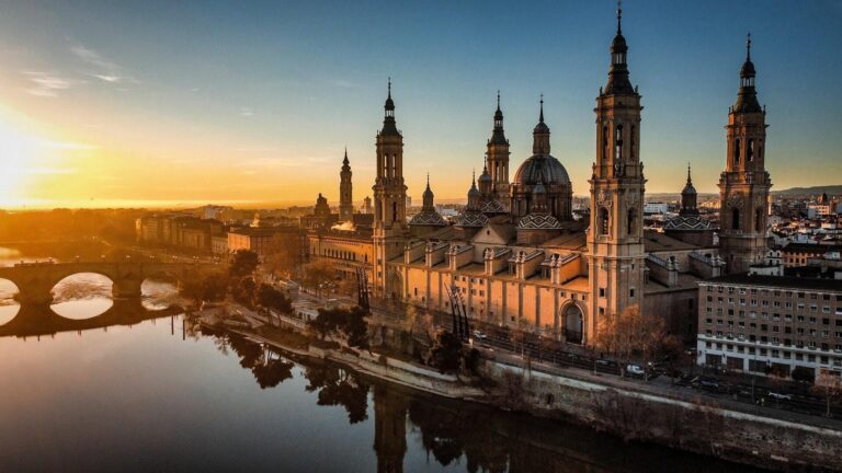 Descubre los encantos de Zaragoza: sitios imperdibles para visitar.