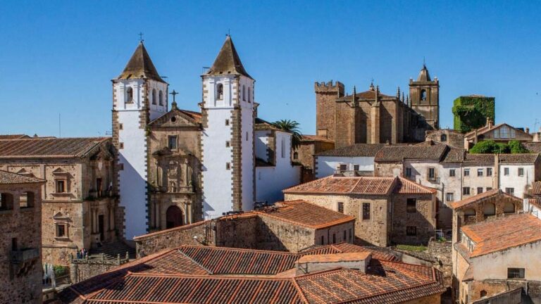 Descubre los encantos históricos y naturales de Cáceres en España.