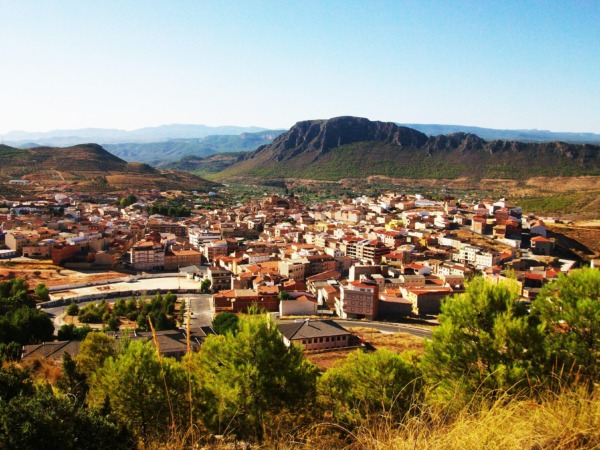 Descubre los encantos naturales y culturales de Elche de la Sierra.
