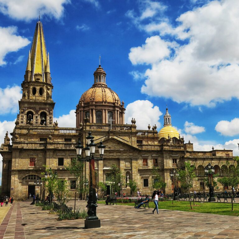 Descubre los imperdibles de la vibrante ciudad de Guadalajara en México.