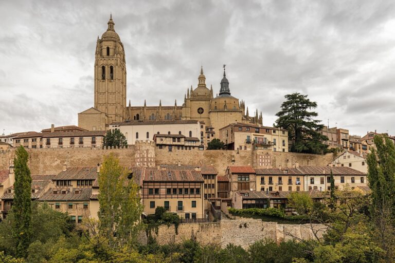 Descubre los imprescindibles que ver en Segovia, una ciudad encantadora.