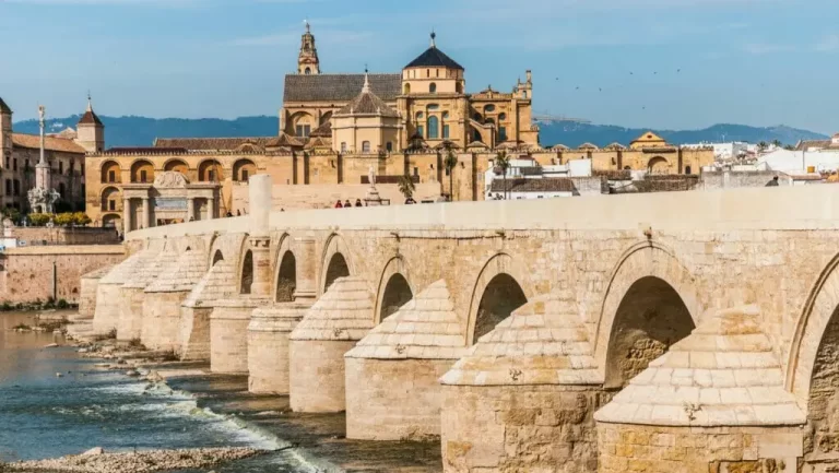 Descubre los impresionantes monumentos y la rica historia de Córdoba, España