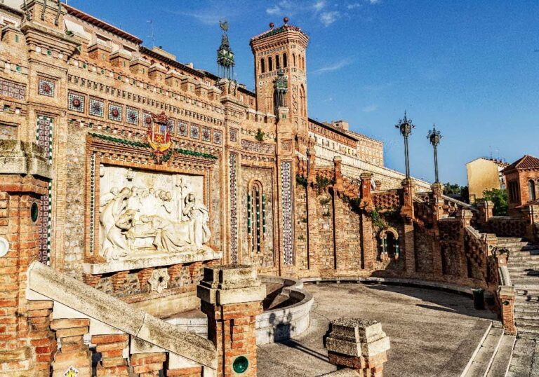 Descubre los impresionantes monumentos y la rica historia de Teruel capital.