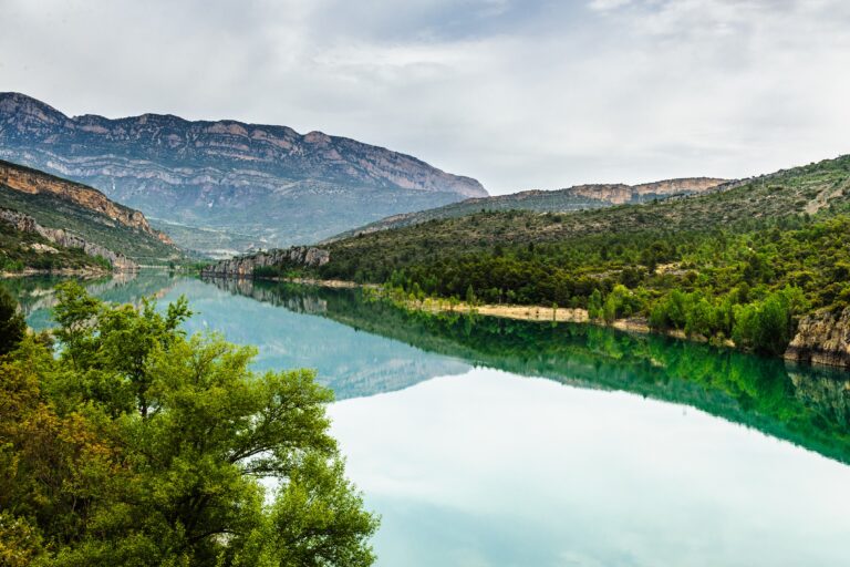 Descubre los impresionantes paisajes y culturas de Cataluña en España.