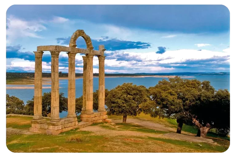 Descubre los impresionantes paisajes y la rica historia de Extremadura.