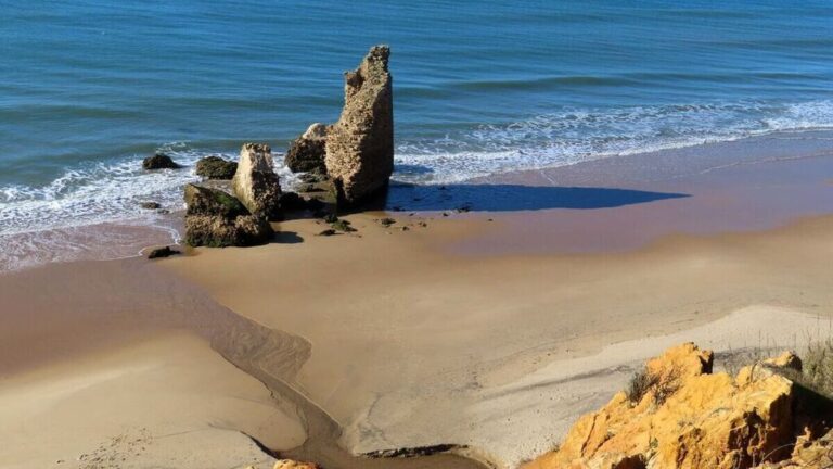Descubre los impresionantes paisajes y playas de la Costa Occidental de Huelva.