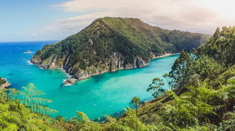 Descubre los impresionantes rincones que visitar en Cantabria, España.