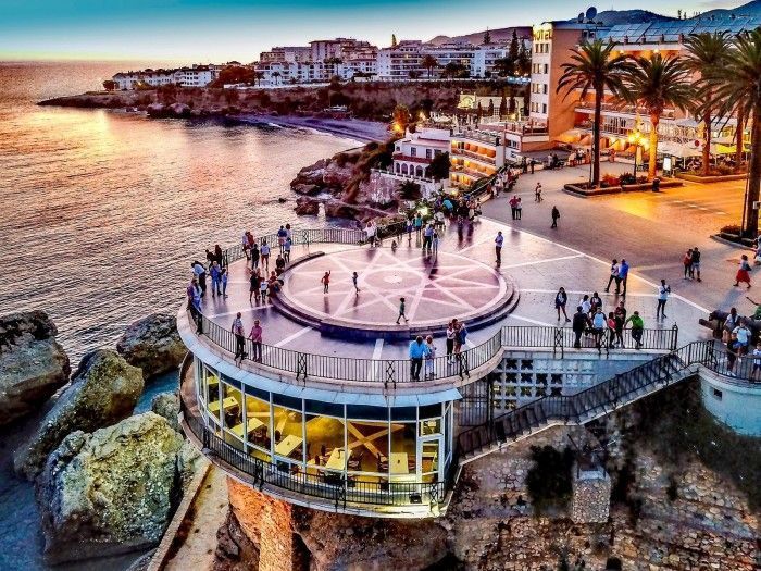 Descubre los lugares imprescindibles que visitar en Nerja, España.