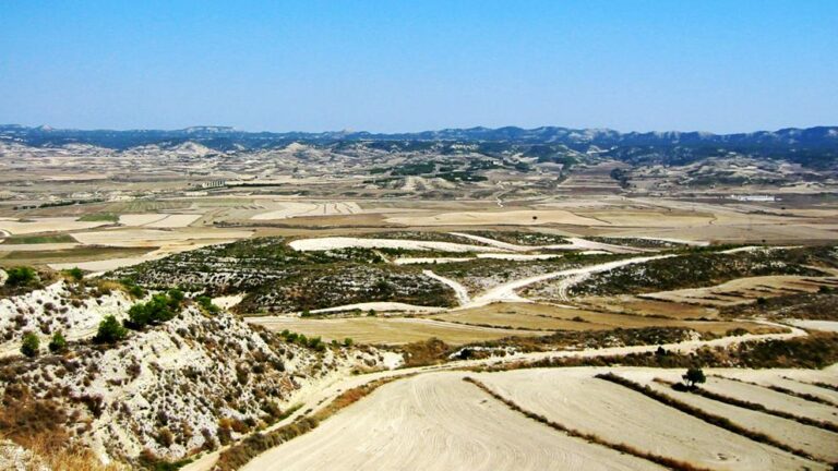 Descubre los paisajes únicos y la cultura tradicional de los Monegros.