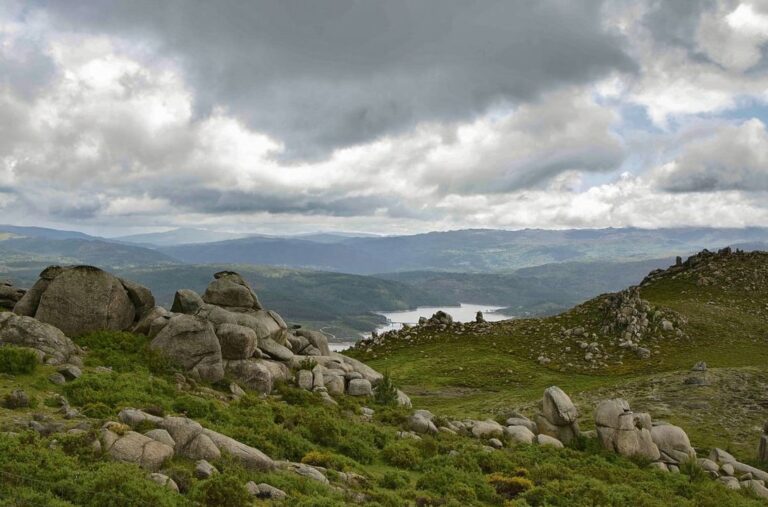 Descubre los tesoros naturales y culturales de la Comarca de Orense.