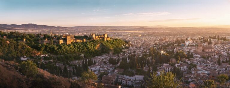 Descubre todos los secretos de la Alhambra de Granada con esta guía definitiva.