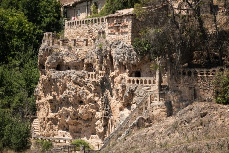 Descubriendo los Misterios de Civica, la Antigua Aldea Abandonada en la Roca.
