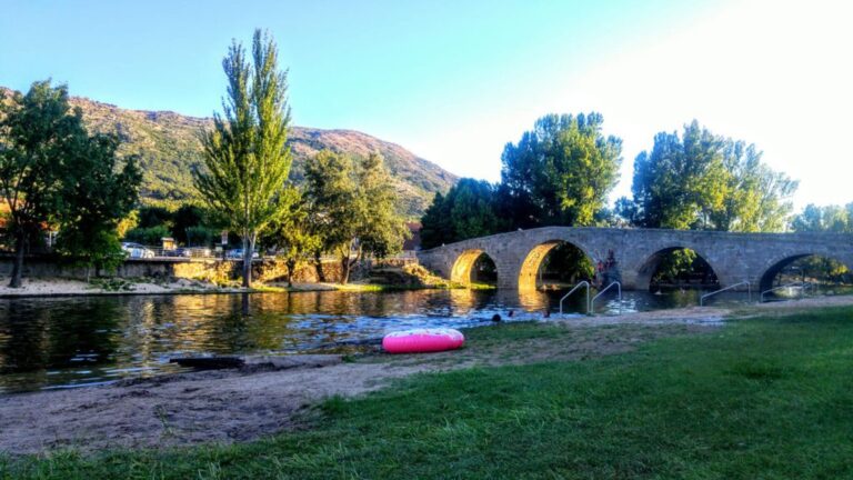 Disfruta de un refrescante chapuzón en las aguas de Navaluenga, Ávila.
