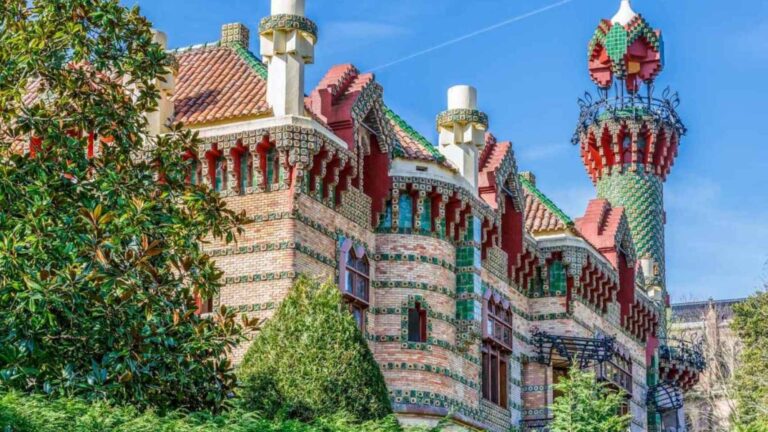Explora la belleza natural y arquitectónica de Comillas, Cantabria, España.