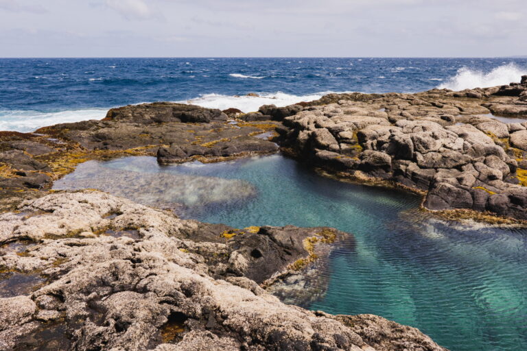 Explora las impresionantes piscinas naturales de Lanzarote y sumérgete