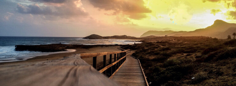 Explorando la belleza natural de la Costa Cálida a través del senderismo.