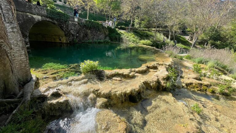 Explorando la belleza natural de Orbaneja del Castillo, un destino soñado.