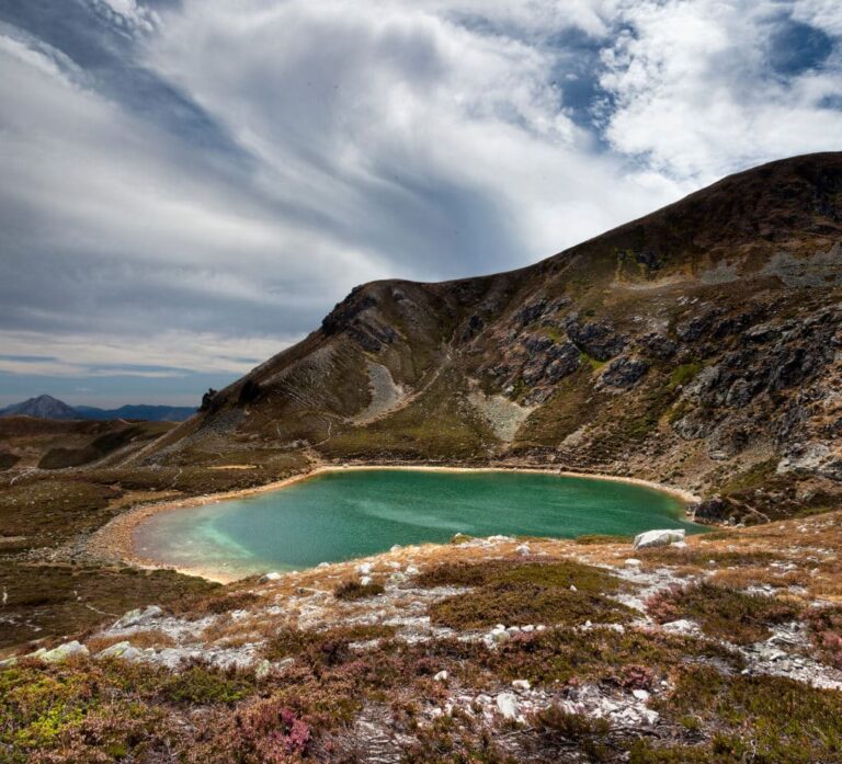 Explorando la misteriosa Ruta Al Lago Ausente en la naturaleza.