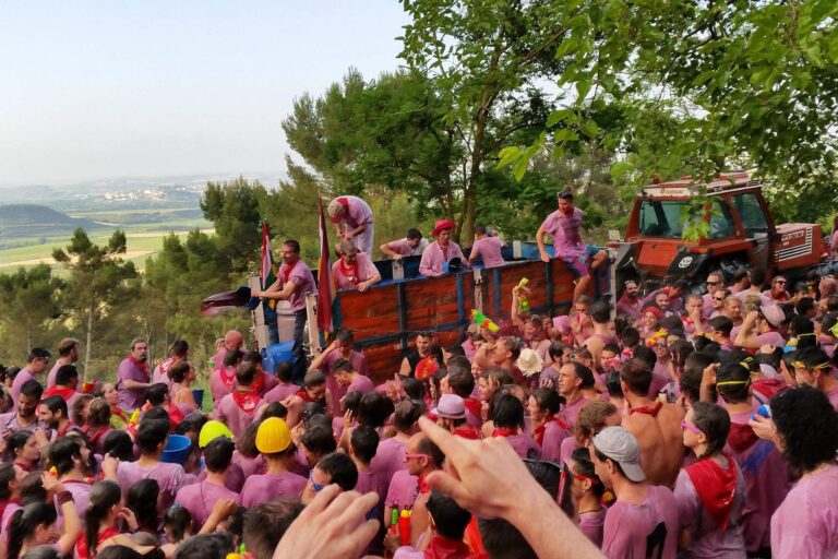 Explorando las costumbres únicas de los pueblos más curiosos de España