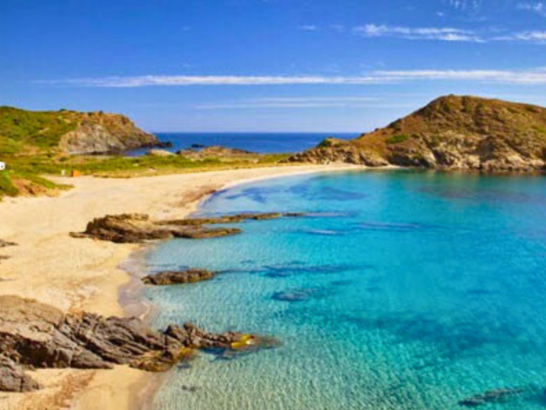 Explorando las joyas escondidas de Menorca: las mejores calas desde Mahón.