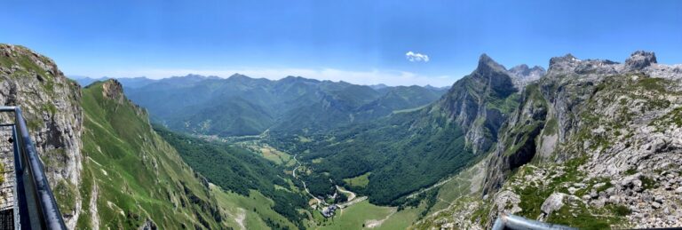 Explorando los Picos de Europa desde la encantadora localidad de Potes.