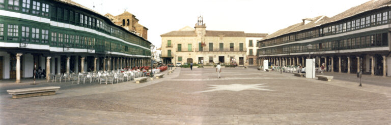 La emblemática Plaza Mayor de Almagro, corazón histórico de Ciudad Real.