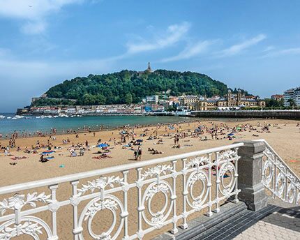 La impresionante belleza y tranquilidad de la Playa de La Concha en San Sebastián