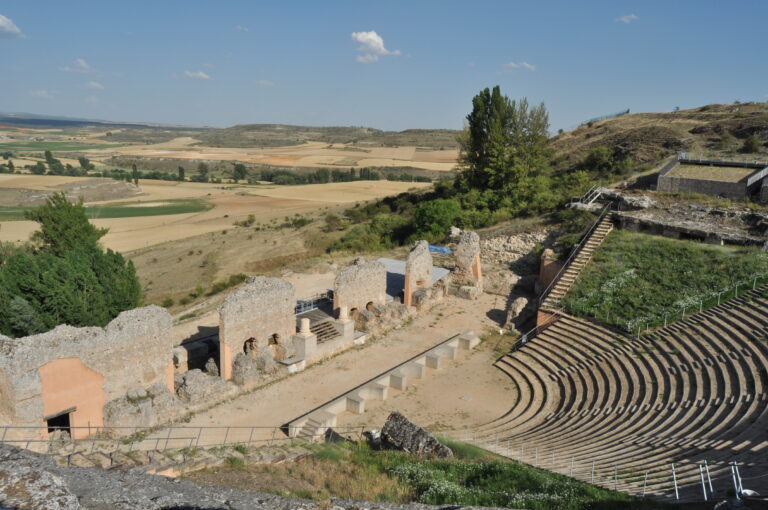 La majestuosa ciudad de Clunia: centro de las mayores colonias romanas en España.