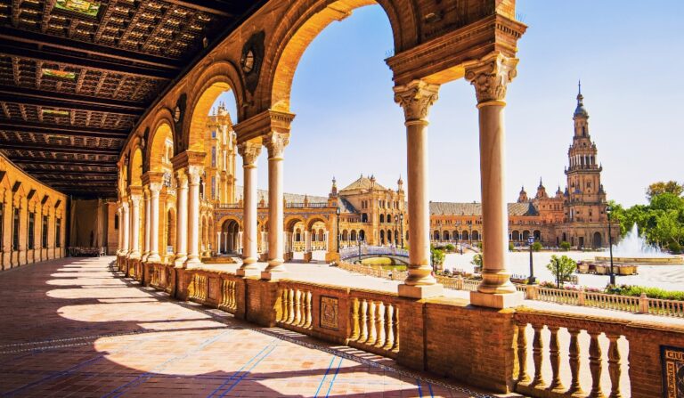 La majestuosidad de la Plaza de España en la ciudad de Sevilla.