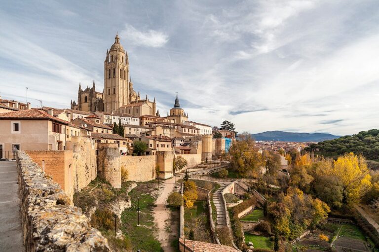 Los 20 sitios imprescindibles para visitar en Segovia, España.