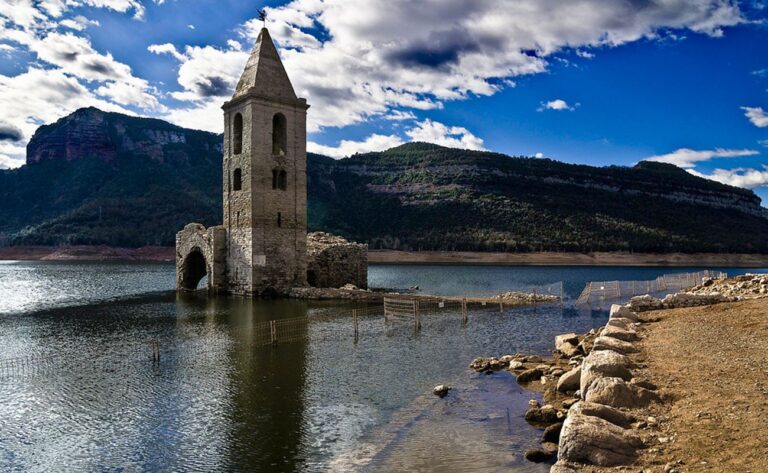 Los misteriosos pueblos sumergidos de España: historias bajo el agua