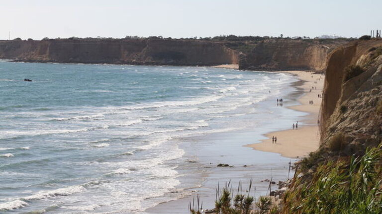 Paraíso escondido: Descubre las playas aisladas de Cadiz.