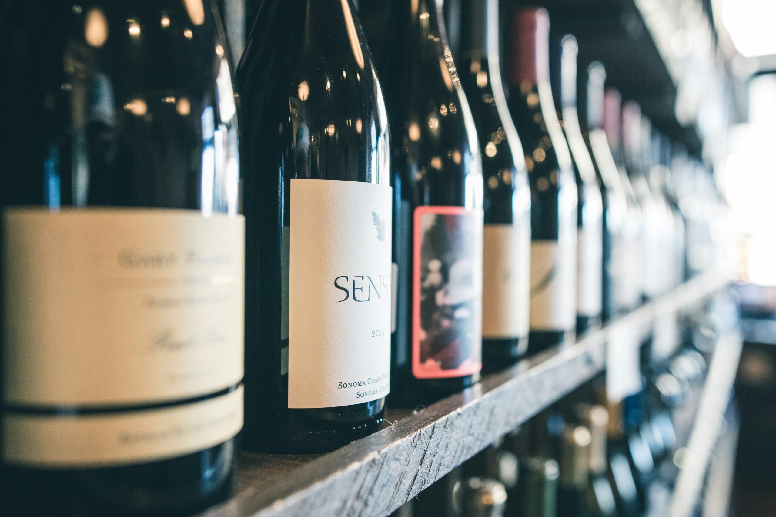 Descubre cómo identificar un vino español de calidad con estos consejos esenciales.