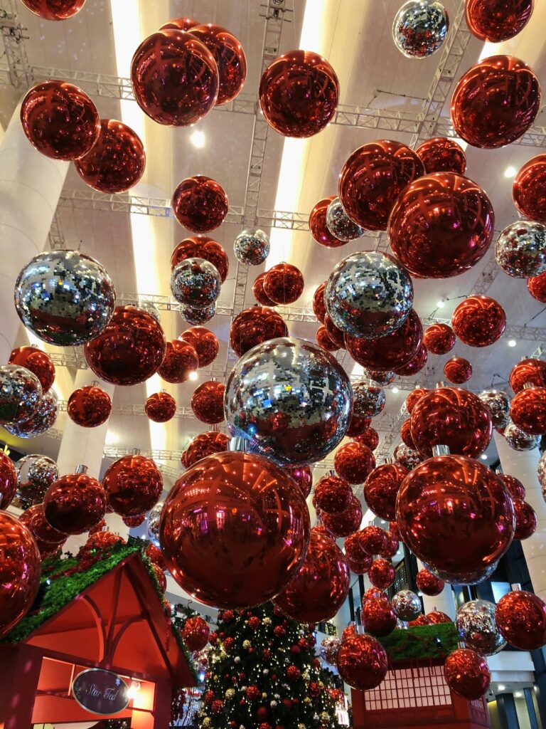 ''Explorando las Tradiciones Navideñas: Costumbres, Orígenes y Celebraciones''