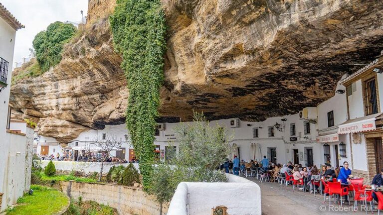 Setenil De La Bodegas: un pueblo único encajado entre las rocas.