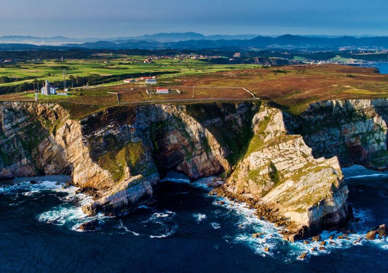 Siete impresionantes acantilados que debes visitar en España.