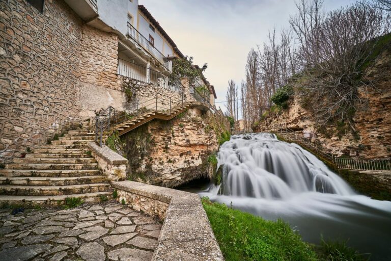 Trillo: Naturaleza y belleza en un pueblo atravesado por una cascada